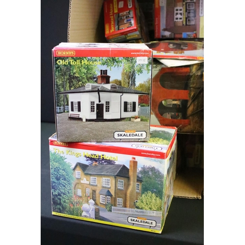 173 - 32 Boxed Hornby Skaledale OO gauge trackside buildings to include R8754 Old Toll House, R8573 Dutch ... 
