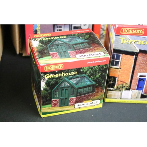 173 - 32 Boxed Hornby Skaledale OO gauge trackside buildings to include R8754 Old Toll House, R8573 Dutch ... 