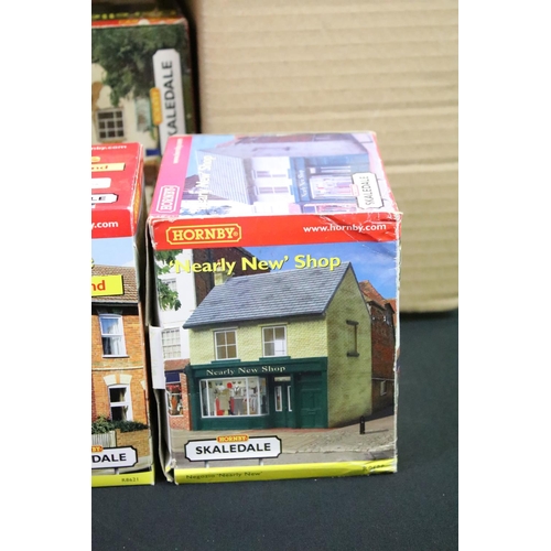 173 - 32 Boxed Hornby Skaledale OO gauge trackside buildings to include R8754 Old Toll House, R8573 Dutch ... 