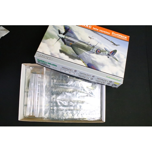 195 - 34 Boxed & unbuilt plastic model kits, 1:48 to 1:72 scale, to include AZ Model (AZ 7295, AZ7518, AZ ... 