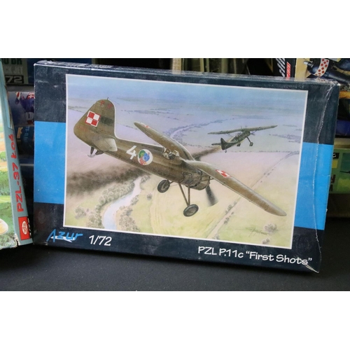 195 - 34 Boxed & unbuilt plastic model kits, 1:48 to 1:72 scale, to include AZ Model (AZ 7295, AZ7518, AZ ... 