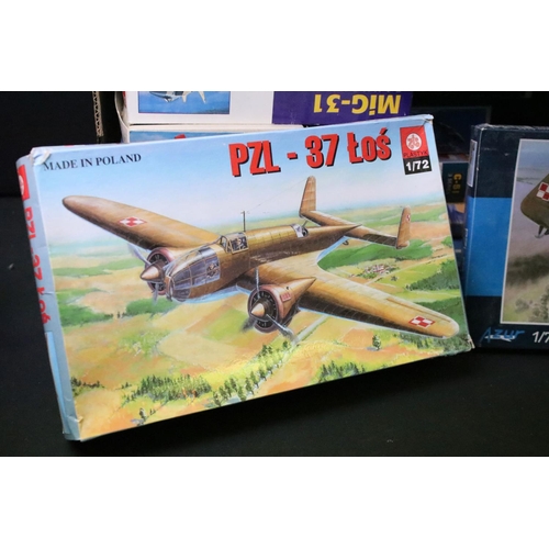 195 - 34 Boxed & unbuilt plastic model kits, 1:48 to 1:72 scale, to include AZ Model (AZ 7295, AZ7518, AZ ... 