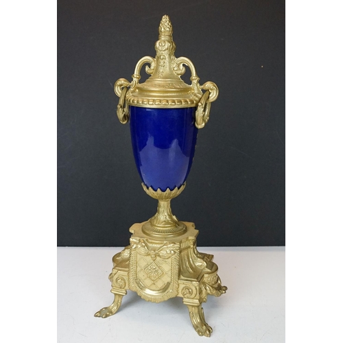 165 - Early 20th Century mantlepiece garniture featuring a mantle clock with neo classical brass cased clo... 