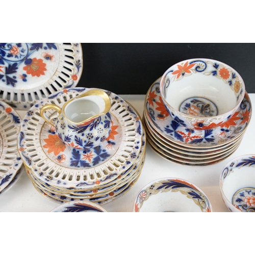 30 - Late 19th / early 20th century Imari pattern porcelain tea set with gilt details, featuring 5 cups, ... 