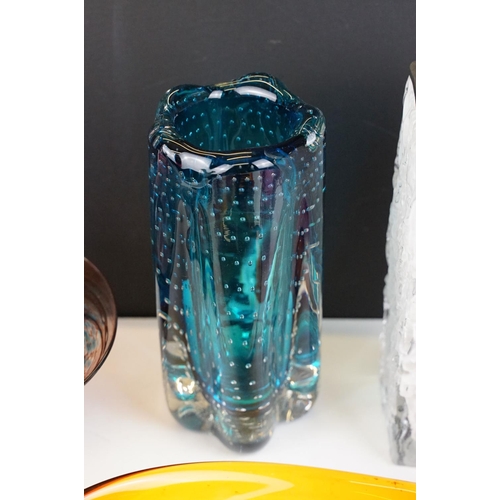 33 - Collection of mixed glassware to include a Whitefriars Kingfisher blue lobed vase (21cm high), White... 