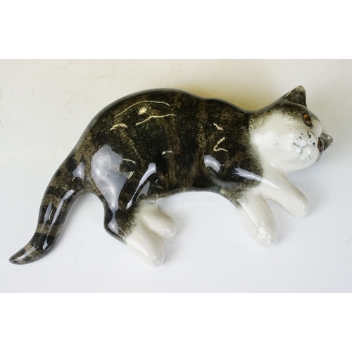 73 - Mike Hinton ceramic tabby cat wall plaque with glass eyes (numbered 10, approx 26cm wide); plus a pa... 