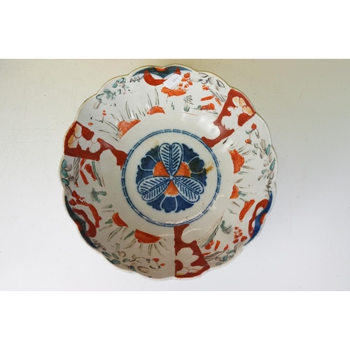 82 - Oriental Imari fluted bowl of circular form, with central motif (approx 25cm diameter), together wit... 