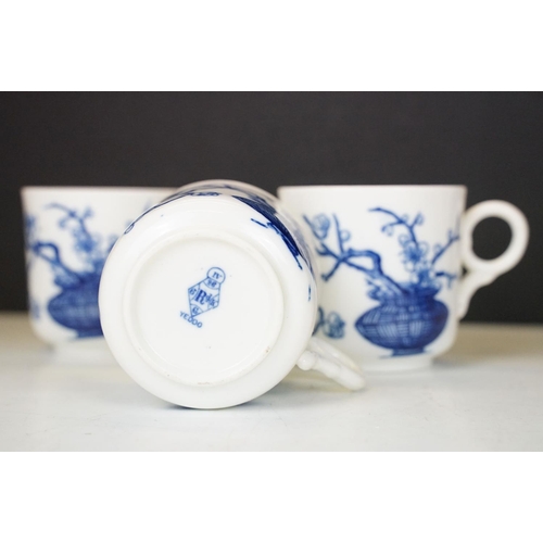 84 - Collection of 19th century blue & white English porcelain, featuring early 19th C examples, to inclu... 