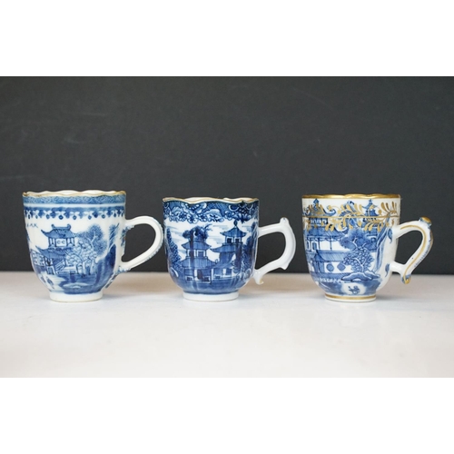 84 - Collection of 19th century blue & white English porcelain, featuring early 19th C examples, to inclu... 