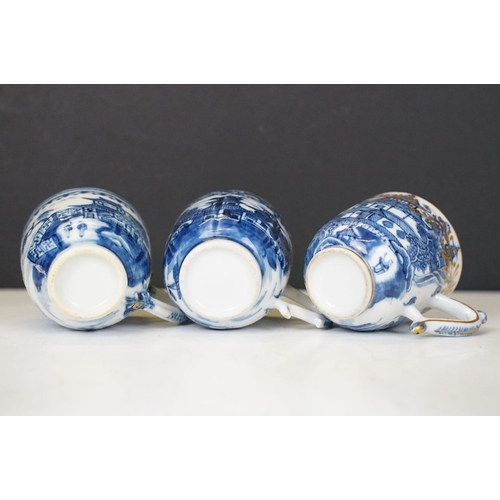 84 - Collection of 19th century blue & white English porcelain, featuring early 19th C examples, to inclu... 