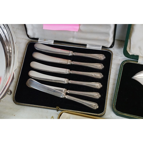 353 - A small collection of mixed silver plate to include cased cutlery sets, toast rack and serving dishe... 