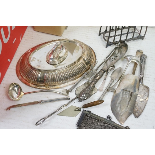 361 - Collection of mixed silver plate to include a chain mail purse, entrée dishes, cake slice, ladles, t... 