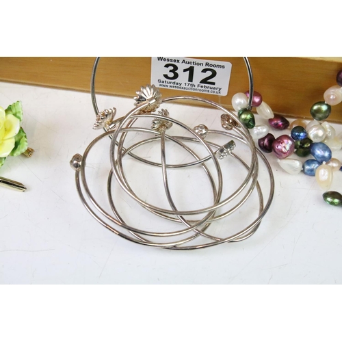 312 - A collection of mainly vintage costume jewellery to include brooches, necklaces, bracelets, earrings... 