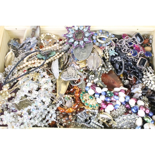 312 - A collection of mainly vintage costume jewellery to include brooches, necklaces, bracelets, earrings... 