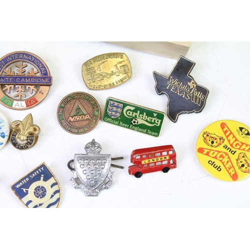 314 - A collection of approx seventy enamel, pin and button badges to include Butlins, Club, Association, ... 