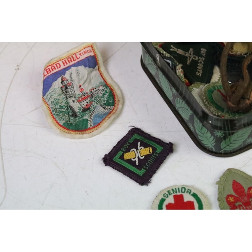 320 - A small group of mixed scouting collectables to include a quantity of cloth badges, woggles....etc.