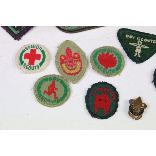 320 - A small group of mixed scouting collectables to include a quantity of cloth badges, woggles....etc.