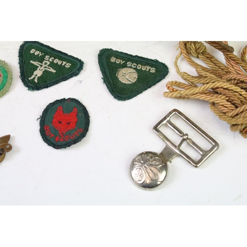 320 - A small group of mixed scouting collectables to include a quantity of cloth badges, woggles....etc.