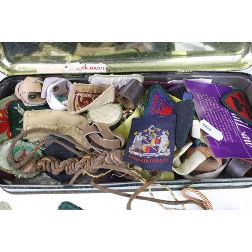 320 - A small group of mixed scouting collectables to include a quantity of cloth badges, woggles....etc.