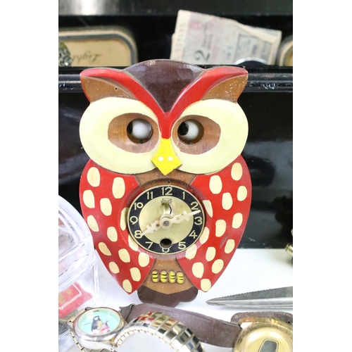 325 - A group of mixed collectables to include ornamental brass owls, costume jewellery, hallmarked silver... 