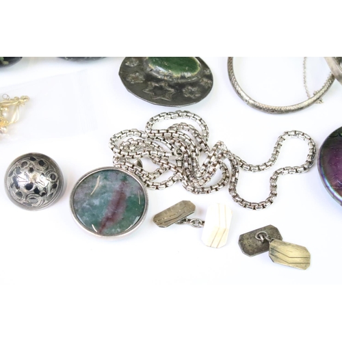 328 - A small quantity of mainly vintage costume jewellery to include silver examples.