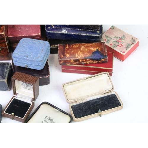 329 - A collection of vintage jewellery retailers display boxes for rings, bracelets, necklaces....etc.