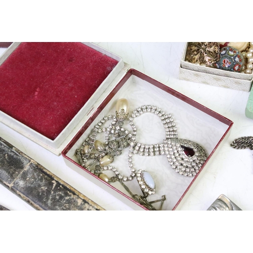 334 - A small collection mainly vintage costume jewellery to include necklaces, brooches...etc.. to includ... 