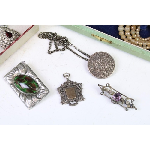 334 - A small collection mainly vintage costume jewellery to include necklaces, brooches...etc.. to includ... 