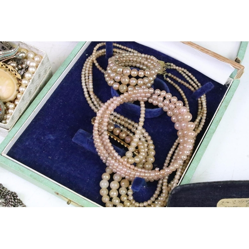 334 - A small collection mainly vintage costume jewellery to include necklaces, brooches...etc.. to includ... 