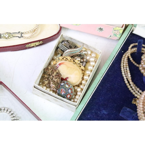 334 - A small collection mainly vintage costume jewellery to include necklaces, brooches...etc.. to includ... 