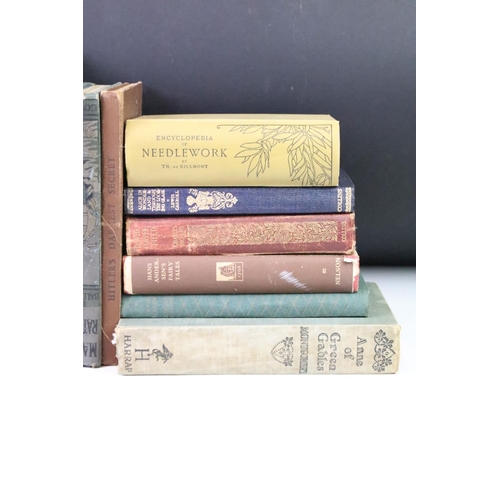 399 - Collection of mostly mid 20th Century cloth bound books to include Anne of Green Gables by L M Montg... 