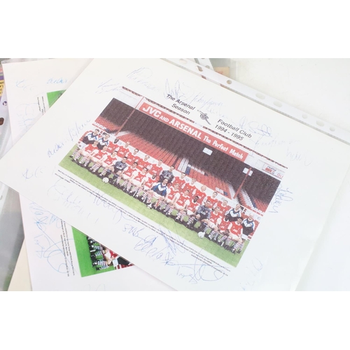 400 - Collection of football memorabilia to include a selection of Arsenal related programmes including 19... 