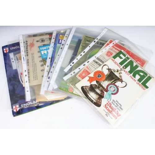 400 - Collection of football memorabilia to include a selection of Arsenal related programmes including 19... 