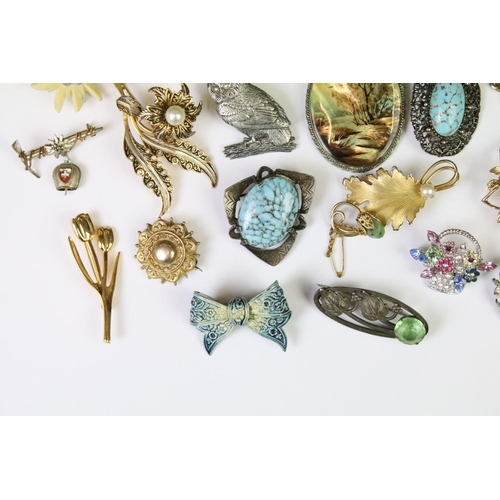 211 - A collection of approx thirty vintage ladies pin brooches to include art nouveau and enamel examples... 