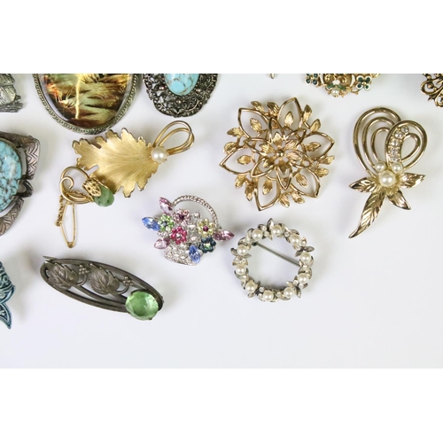 211 - A collection of approx thirty vintage ladies pin brooches to include art nouveau and enamel examples... 