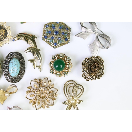 211 - A collection of approx thirty vintage ladies pin brooches to include art nouveau and enamel examples... 