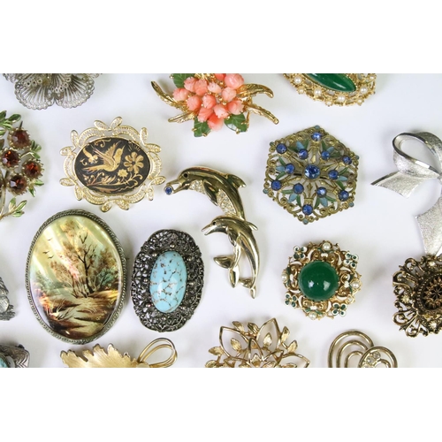 211 - A collection of approx thirty vintage ladies pin brooches to include art nouveau and enamel examples... 