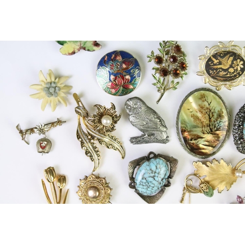 211 - A collection of approx thirty vintage ladies pin brooches to include art nouveau and enamel examples... 