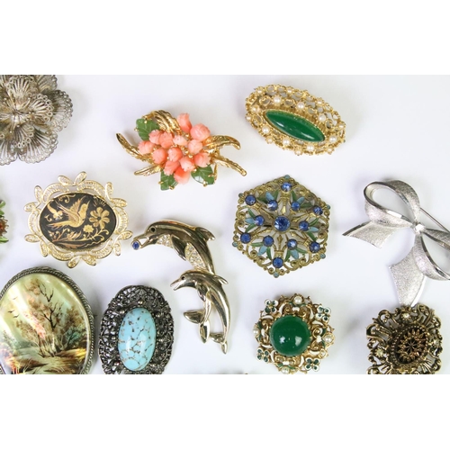 211 - A collection of approx thirty vintage ladies pin brooches to include art nouveau and enamel examples... 