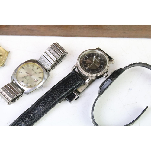 297 - A group of mixed collectables to include wristwatches, cut throat razors, lighters, powder compacts,... 