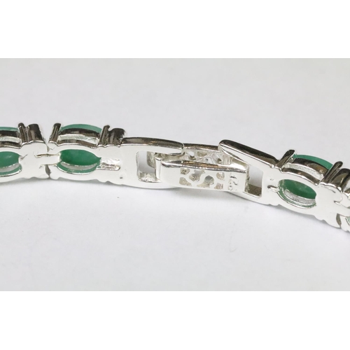 256 - Substantial silver and emerald line bracelet