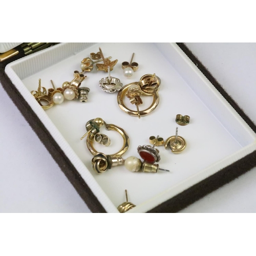 284 - A small selection of mainly vintage costume jewellery to include silver examples together with a Rol... 