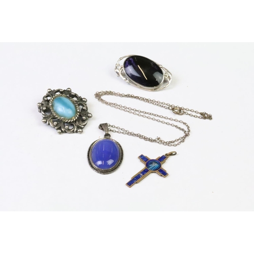 284 - A small selection of mainly vintage costume jewellery to include silver examples together with a Rol... 