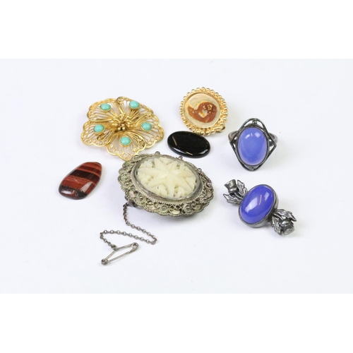 284 - A small selection of mainly vintage costume jewellery to include silver examples together with a Rol... 