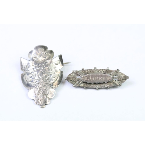 223 - A small group of mixed sterling silver collectables to include fruit knife, book mark, rings, brooch... 