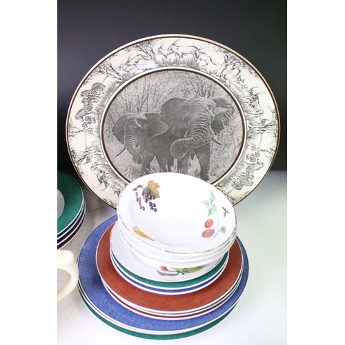 89 - Collection of Royal Worcester ceramics to include Worcester Herbs pattern and Evesham pattern dishes... 