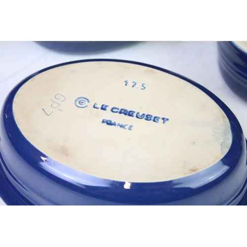 99 - Group of Le Creuset kitchenware, to include cast iron griddle pan, pie dishes, casserole dish & hear... 