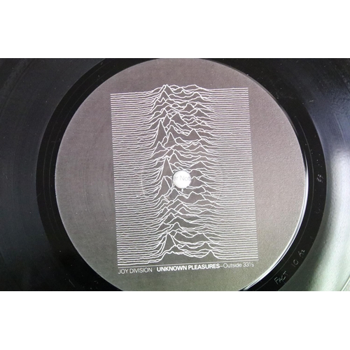 31 - Vinyl - Joy Division Unknown Pleasures LP on Factory Records FACT 10.  Textured sleeve Ex, Vinyl Vg+... 