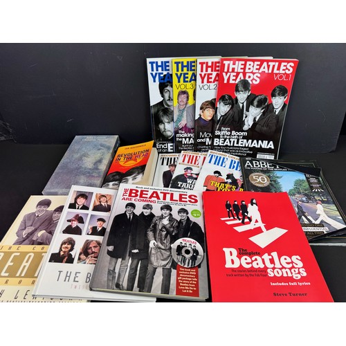 894 - CDs / Music Memorabilia - Collection of various The Beatles related items to include a selection of ... 