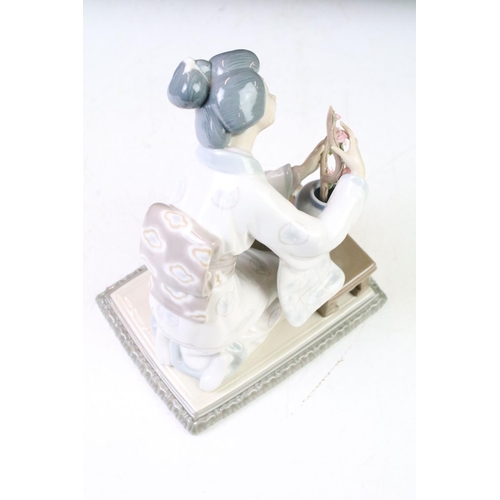 32 - Lladro porcelain figurine of a Geisha girl arranging flowers, no 4840, approx 19cm tall